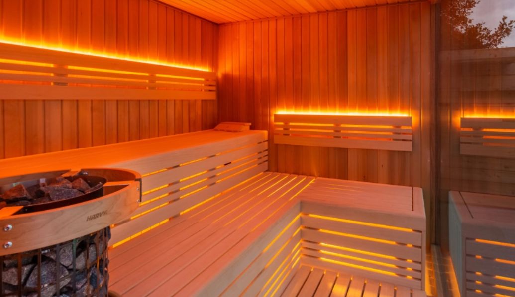 Při hledání dokonalé sauny můžete narazit na dva hlavní typy – tradiční finskou saunu a infra saunu